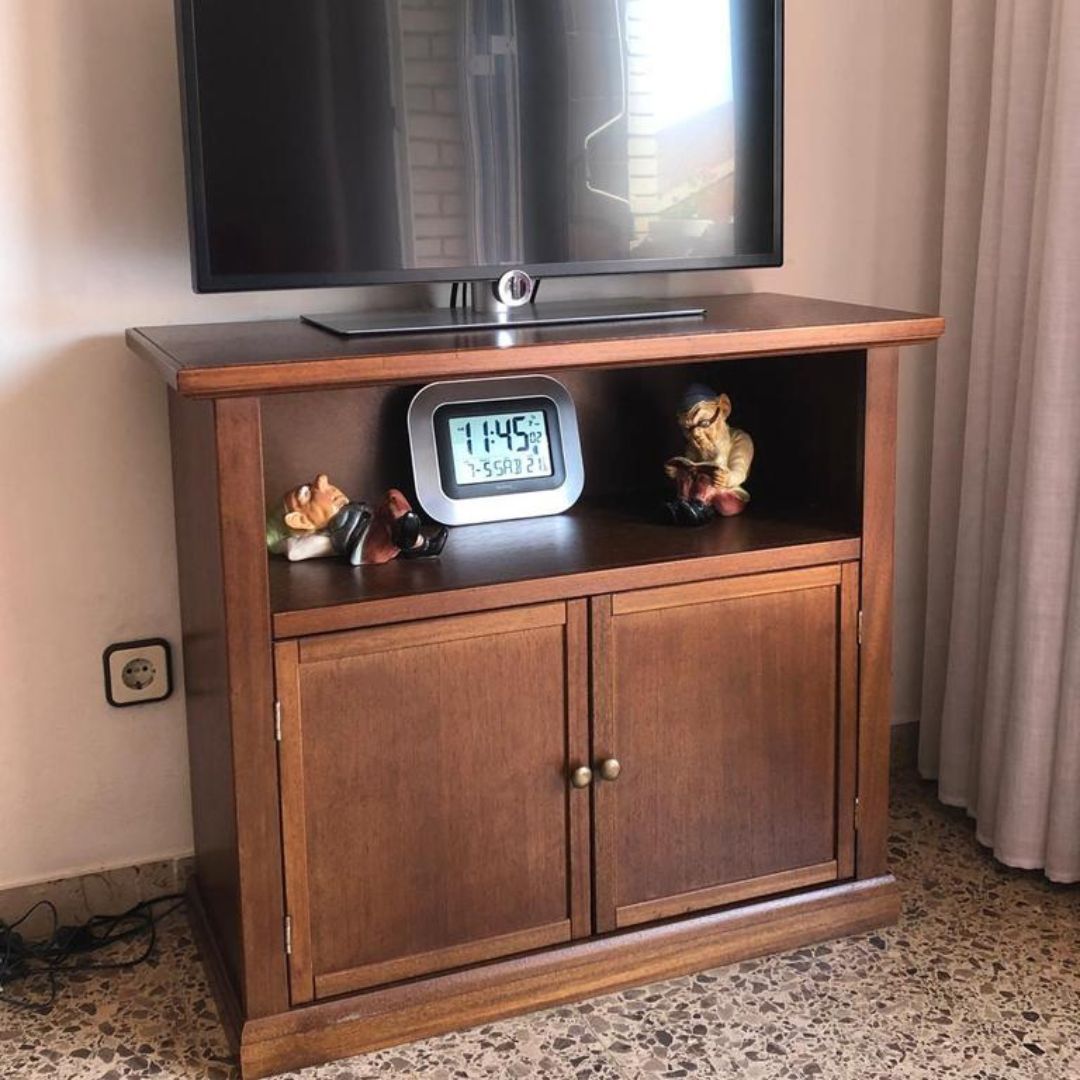 Mobile porta TV classico in legno con televisione, vano aperto e due ante